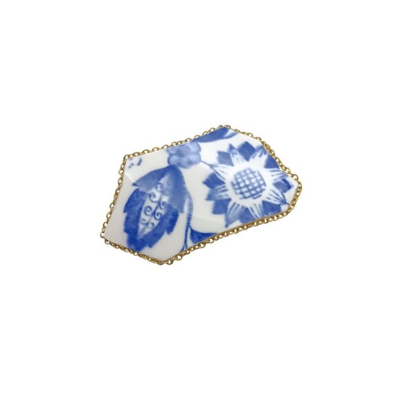 Blue & White Ceramic Shard Vintage Brooch with Gold-Tone Chain Frame - Picture 2 of 4
